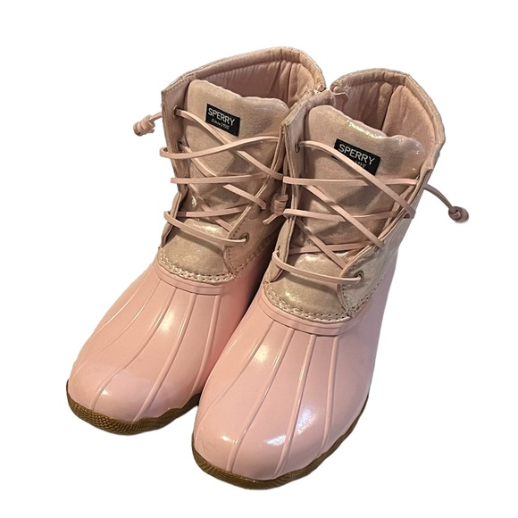 Sperry Big Kid's Saltwater Metallic Pink Duck Boot - Picture 2 of 13